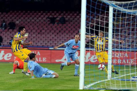 Foto PLP/Agostino Gemito Napoli 10 Aprile 2010 Stadio San Paolo Campionato di Calcio Serie A Tim 2009-2010 Napoli - Parlma Nella Foto:il gol partita realizzato da Jimenez