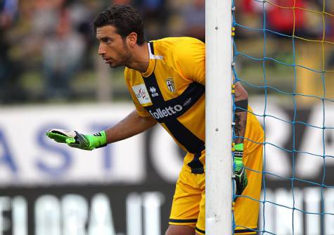 PARMA, ITALY - APRIL 11:  Antonio Mirante of Parma FC directs his defense during the Serie A match between Parma FC and Juventus FC at Stadio Ennio Tardini on April 11, 2015 in Parma, Italy.  (Photo by Marco Luzzani/Getty Images)