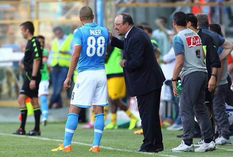 PARMA, ITALY - MAY 10:  SSC Napoli coach Rafael Benitez issues instructions to his player Gokhan Inler during the Serie A match between Parma FC and SSC Napoli at Stadio Ennio Tardini on May 10, 2015 in Parma, Italy.  (Photo by Marco Luzzani/Getty Images)