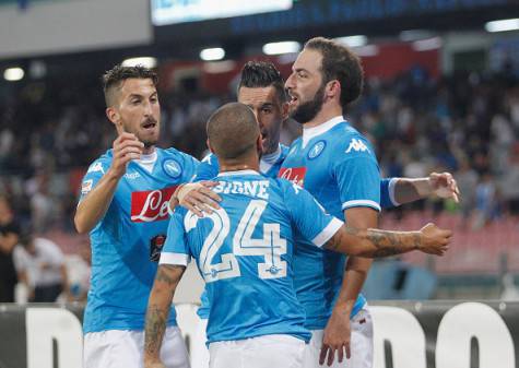 NAPLES, ITALY - AUGUST 30: Gonzalo Higuain of Napoli celebrates the opening goal during the Serie A match between SSC Napoli and UC Sampdoria at Stadio San Paolo on August 30, 2015 in Naples, Italy.  (Photo by Maurizio Lagana/Getty Images)