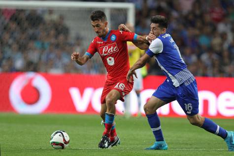 OPORTO, PORTUGAL - AUGUST 08:  Porto's Mexican midfielder Hector Herrera vies with Napoli's midfielder Valdifiori during the pre-season friendly between FC Porto and Napoli at Estadio do Dragao on August 8, 2015 in Porto, Portugal.  (Photo by Carlos Rodrigues/Getty Images)