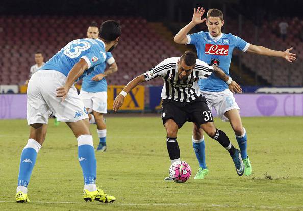 Juventus' Argentinian midfielder Roberto Pereyra (2ndR) vies with Napoli's Brazilian midfielder Jorginho (R) during the Italian Serie A football match SSC Napoli vs FC Juventus on September 26, 2015 at the San Paolo stadium in Naples. AFP PHOTO / CARLO HERMANN        (Photo credit should read CARLO HERMANN/AFP/Getty Images)