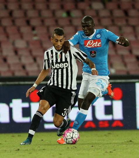 NAPLES, ITALY - SEPTEMBER 26:  Kalidou Koulibaly (R) of Napoli competes for the ball with Roberto Pereyra of Juventus during the Serie A match between SSC Napoli and Juventus FC at Stadio San Paolo on September 26, 2015 in Naples, Italy.  (Photo by Maurizio Lagana/Getty Images)