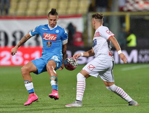 MODENA, ITALY - SEPTEMBER 23: Gaetano Letizia of Carpi and Marek Hamsik of Napoli in action during the Serie A match between Carpi FC and SSC Napoli at Alberto Braglia Stadium on September 23, 2015 in Modena, Italy.  (Photo by Giuseppe Bellini/Getty Images)