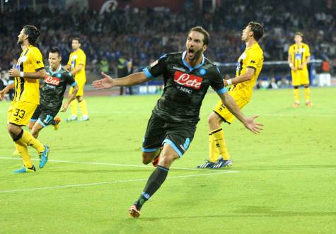 STADIO SAN PAOLO NAPOLI 13  SETTEMBRE 2013 CAMPIONATO DI CALCIO SERIE A 2013 / 2014 NAPOLI ATALANTA NELLA FOTO IL GOL DI HIGUAIN E L'ESULTANZA FOTO AGNFOTO2/INFOPHOTO