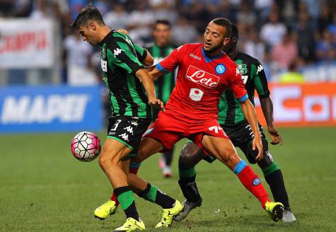 REGGIO NELL'EMILIA, ITALY - AUGUST 23:  Federico Peluso of US Sassuolo Calcio competes for the ball with Omar El Kaddouri of SSC Napoli during the Serie A match between US Sassuolo Calcio and SSC Napoli at Mapei Stadium - Città del Tricolore on August 23, 2015 in Reggio nell'Emilia, Italy.  (Photo by Marco Luzzani/Getty Images)