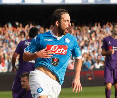 NAPLES, ITALY - OCTOBER 18: Gonzalo Higuain of Napoli celebrates after scoring his team's second goal during the Serie A match between SSC Napoli and ACF Fiorentina at Stadio San Paolo on October 18, 2015 in Naples, Italy.  (Photo by Maurizio Lagana/Getty Images)