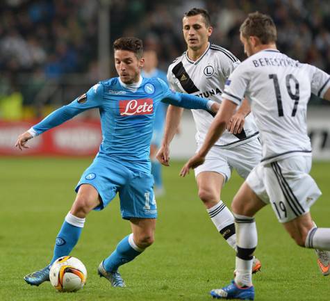 Napoli's Dries Mertens (L) vies for the ball with Legia's Bartosz Bereszczynski during the UEFA Europa League first-leg Group D football match Legia Warszawa v SSC Napoli in Warsaw, Poland on October 1, 2015. AFP PHOTO / JANEK SKARZYNSKI (Photo credit should read JANEK SKARZYNSKI/AFP/Getty Images)