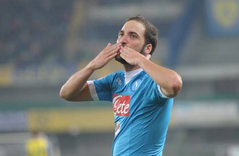 VERONA, ITALY - OCTOBER 25:  Gonzalo Higuain  of SSC Napoli celebrates after scoring his opening goal during the Serie A match between AC Chievo Verona and SSC Napoli at Stadio Marc'Antonio Bentegodi on October 25, 2015 in Verona, Italy.  (Photo by Dino Panato/Getty Images)