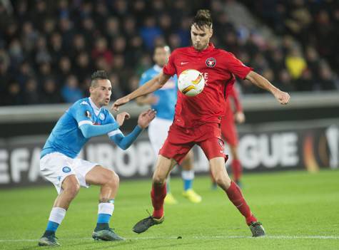 Midtjylland's Tim Sparv (R) vies for the ball with Napoli's Marek Hamsik during the UEFA Europa League Group D football match FC Midtjylland vs SSC Napoli in Herning on October 22, 2015. AFP PHOTO / SCANPIX DENMARK / CLAUS FISKER +++ DENMARK OUT        (Photo credit should read CLAUS FISKER/AFP/Getty Images)