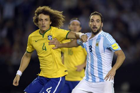 Brazil's David Luiz(L) and Argentina's Gonzalo Higuain vie during their Russia 2018 FIFA World Cup South American Qualifiers football match, in Buenos Aires, on November 13, 2015. AFP PHOTO / JUAN MABROMATA (Photo credit should read JUAN MABROMATA/AFP/Getty Images)