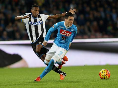 NAPLES, ITALY - NOVEMBER 08: Josè Maria Callejon (R) of Napoli competes for the ball with Edenilson of Udinese during the Serie A match between SSC Napoli and Udinese Calcio at Stadio San Paolo on November 8, 2015 in Naples, Italy. (Photo by Maurizio Lagana/Getty Images)