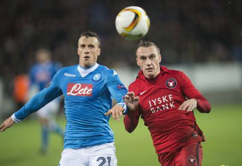 Midtjylland's Martin Pusic (R) vies for the ball with Napoli's Vlad Chiriches during the UEFA Europa League Group D football match FC Midtjylland vs SSC Napoli in Herning on October 22, 2015. AFP PHOTO / SCANPIX DENMARK / CLAUS FISKER +++ DENAMRK OUT        (Photo credit should read CLAUS FISKER/AFP/Getty Images)