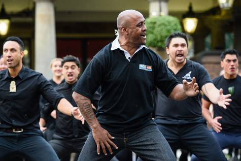 Former New Zealand rugby union player Jonah Lomu (C) and members of the Ngati Ranana London Maori Club take part in a haka during a photocall in central London on September 16, 2015. The 2015 Rugby Union World Cup begins at London's Twickenham Stadium on September 18, 2015.  AFP PHOTO / LEON NEAL        (Photo credit should read LEON NEAL/AFP/Getty Images)