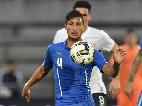 VICENZA, ITALY - OCTOBER 13:  Rolando Mandragora of Italy in action during the 2017 UEFA European U21 Championships Qualifier between Italy and Republic of Ireland at Stadio Romeo Menti on October 13, 2015 in Vicenza, Italy.  (Photo by Giuseppe Bellini/Getty Images)