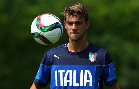 COMO, ITALY - JUNE 04:  Daniele Rugani of Italy U21 controls the ball during Italy U21 training session at the club's training ground on June 4, 2015 in Appiano Gentile Como, Italy.  (Photo by Marco Luzzani/Getty Images)