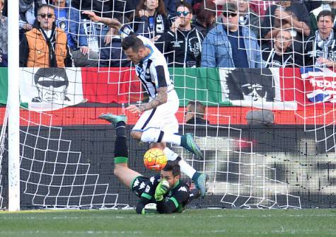 UDINE, ITALY - NOVEMBER 01: Andrea Cosigli goalkeeper of US Sassuolo makes a save at the feet of Cyril Thereau of Udinese Calcio during the Serie A match between Udinese Calcio and US Sassuolo Calcio at Stadio Friuli on November 1, 2015 in Udine, Italy.  (Photo by Dino Panato/Getty Images)