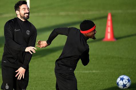 Paris Saint-Germain's Argentinian midfielder Ezequiel Lavezzi jokes with Paris Saint-Germain's French defender Serge Aurier (R) during a training session in Saint-Germain-en-Laye, west of Paris, on December 7, 2015 on the eve of the UEFA Champions League group A football match between PSG and Shakhtar Donetsk. / AFP / FRANCK FIFE        (Photo credit should read FRANCK FIFE/AFP/Getty Images)