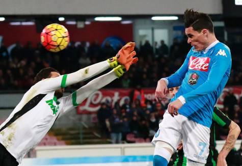 Napoli's Spanish forward Jose Maria Callejon jumps for a header to score against Sassuolo's Italian goalkeeper Andrea Consigli (L) during the Italian Serie A football match Napoli and Sassuolo Calcio at the San Paolo stadium in Naples on January 16, 2016. / AFP / CARLO HERMANN (Photo credit should read CARLO HERMANN/AFP/Getty Images)