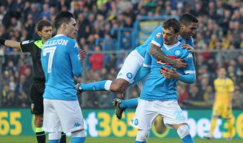 Manolo Gabbiadini festeggia con Allan (© Getty Images)