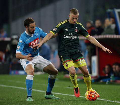 NAPLES, ITALY - FEBRUARY 22: Gonzalo Higuain (L) of Napoli competes for the ball with Ignazio Abate of Milan during the Serie A between SSC Napoli and AC Milan at Stadio San Paolo on February 22, 2016 in Naples, Italy.  (Photo by Maurizio Lagana/Getty Images)