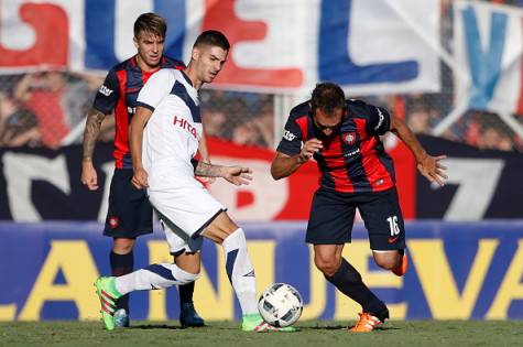 BUENOS AIRES, ARGENTINA - FEBRUARY 20: Fernando Belluschi of San Lorenzo (R) fights for the ball with Hernan Toledo of Velez Sarsfield (L) during the 4th round match between San Lorenzo and Velez Sarsfield as part of the Torneo Transicion 2016 at Pedro Bidegain Stadium on February 20, 2016 in Buenos Aires, Argentina. (Photo by Gabriel Rossi/LatinContent/Getty Images)