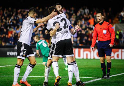 Valencia's forward Alvaro Negredo (R) celebrates a goal with teammates during the UEFA Europa League Round of 32 first leg football match Valencia CF vs SK Rapid Wien at the Mestalla stadium in Valencia on February 18, 2016. / AFP / BIEL ALINO (Photo credit should read BIEL ALINO/AFP/Getty Images)