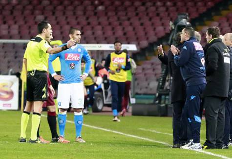 Napoli's Italian coach Maurizio Sarri (R) argues with referee MarcoDi Bello during the Italian Serie A football match SSC Napoli vs Torino FC on January 6, 2016 at the San Paolo stadium in Naples. AFP PHOTO / CARLO HERMANN / AFP / CARLO HERMANN        (Photo credit should read CARLO HERMANN/AFP/Getty Images)