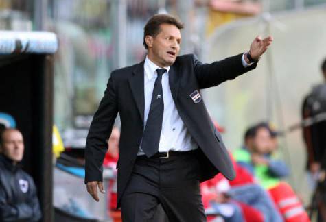 Palermo, ITALY:  Sampdoria's coach Walter Novellino gives instructions to his players during their Italian Serie A football match against Palermo at Palermo's Barbera Stadium, 05 November 2006. AFP PHOTO / Marcello PATERNOSTRO  (Photo credit should read MARCELLO PATERNOSTRO/AFP/Getty Images)