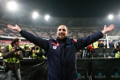 Higuain festeggia sotto la curva. Napoli-Genoa