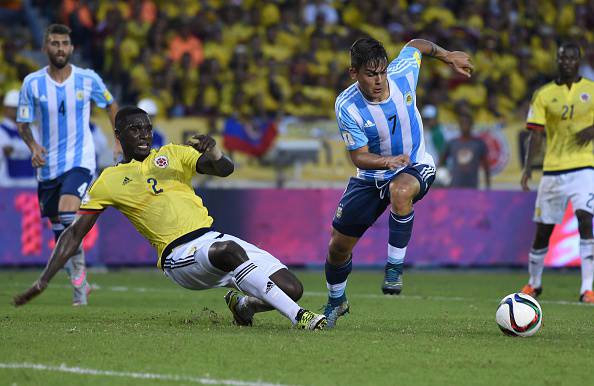 Dybala in azione con l'Argentina.