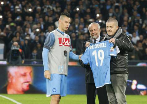 Napoli's Slovak forward Marek Hamsik (L) and Napoli's president Aurelio De Laurentiis (C) offer a jersey to Nello Daniele, in tribute to his brother, Italian singer Pino Danielle who died on January 5, 2015 before the Italian Serie A football match SSC Napoli vs Juventus FC on January 11, 2015 at the San Paolo stadium in Naples. AFP PHOTO / CARLO HERMANN        (Photo credit should read CARLO HERMANN/AFP/Getty Images)