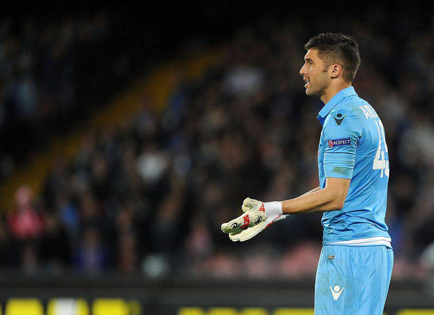 NAPLES, ITALY - APRIL 23: Mariano Andujar of Napoli in action during the UEFA Europa League quarter-final second leg match between SSC Napoli and VfL Wolfsburg on April 23, 2015 in Naples, Italy. (Photo by Francesco Pecoraro/Getty Images)