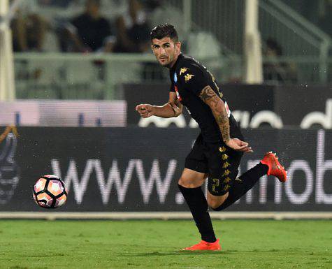 PESCARA, ITALY - AUGUST 21: Elseid Hysaj of SSC Napoli in action during the Serie A match between Pescara Calcio and SSC Napoli at Adriatico Stadium on August 21, 2016 in Pescara, Italy. (Photo by Giuseppe Bellini/Getty Images)