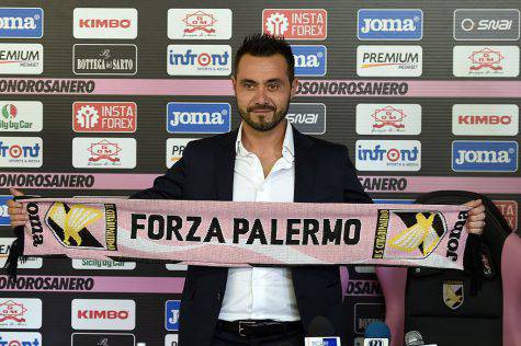 PALERMO, ITALY - SEPTEMBER 06:  Roberto De Zerbi poses during his presentationa as new Head Coach of US Citta' di Palermo at Carmelo Onorato training session on September 6, 2016 in Palermo, Italy.  (Photo by Tullio M. Puglia/Getty Images)