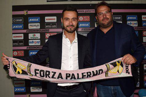 PALERMO, ITALY - SEPTEMBER 06:  Roberto De Zerbi (L) poses with Sport Manager Daniele Faggiano during his presentation as new Head Coach of US Citta' di Palermo at Carmelo Onorato training session on September 6, 2016 in Palermo, Italy.  (Photo by Tullio M. Puglia/Getty Images)