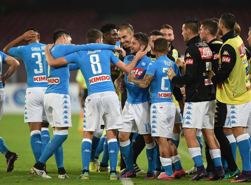 NAPLES, ITALY - OCTOBER 26: Napoli's players celebrates a goal 1-0 scored by Dries Mertens during the Serie A match between SSC Napoli and Empoli FC at Stadio San Paolo on October 26, 2016 in Naples, Italy. (Photo by Francesco Pecoraro/Getty Images)