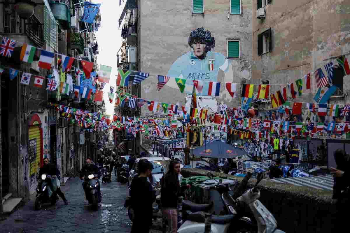 Napoli, spunta la scritta al murales: "Offeso Maradona"