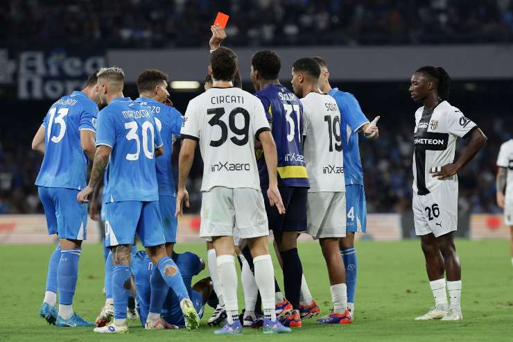 Napoli-Parma, scoppia il caso in diretta tv: la verità sull'espulsione