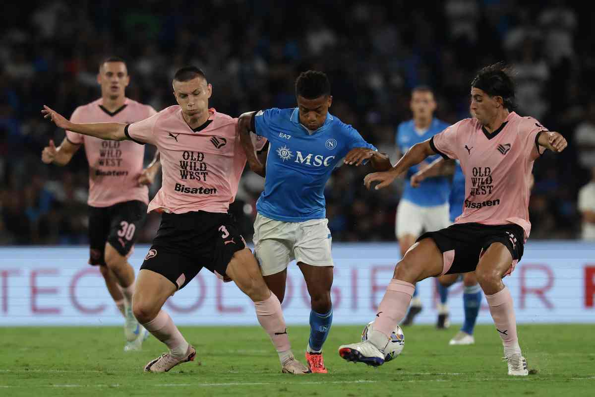 Napoli David Neres bocciato per la fase difensiva