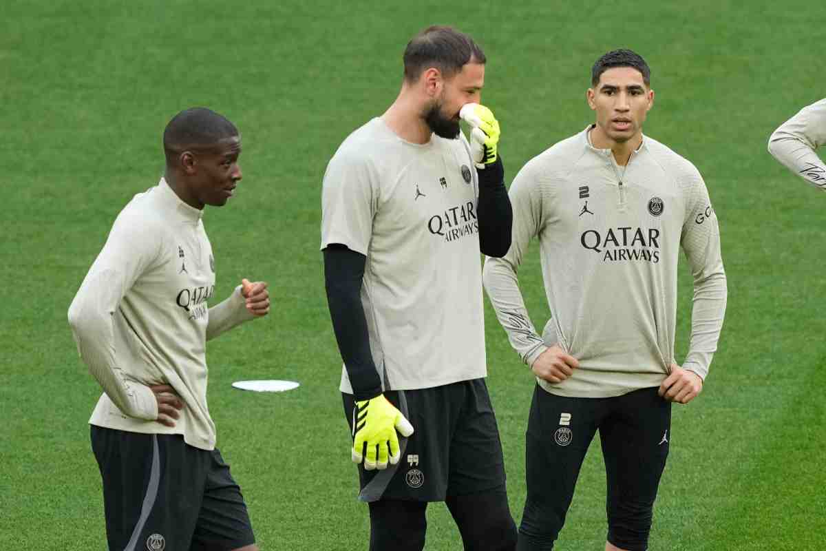 Donnarumma con altri compagni del PSG