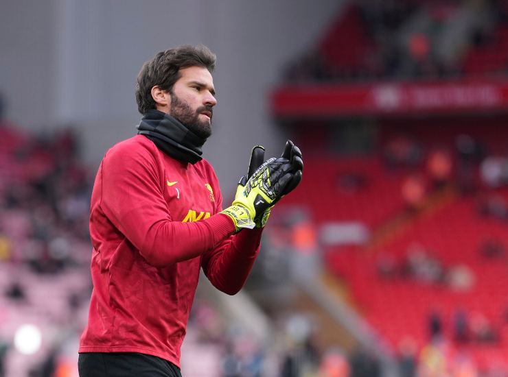 Alisson durante un riscaldamento