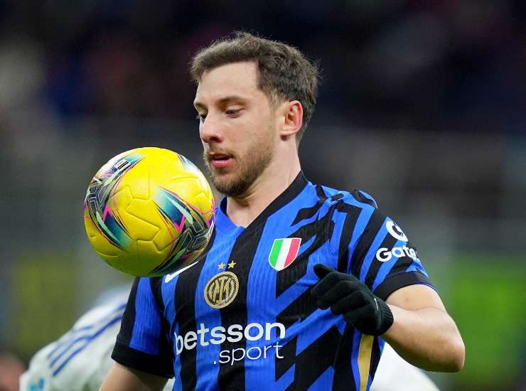 Carlos Augusto primo piano con il pallone