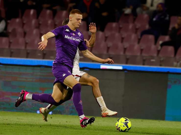 Comuzzo con la maglia della Fiorentina