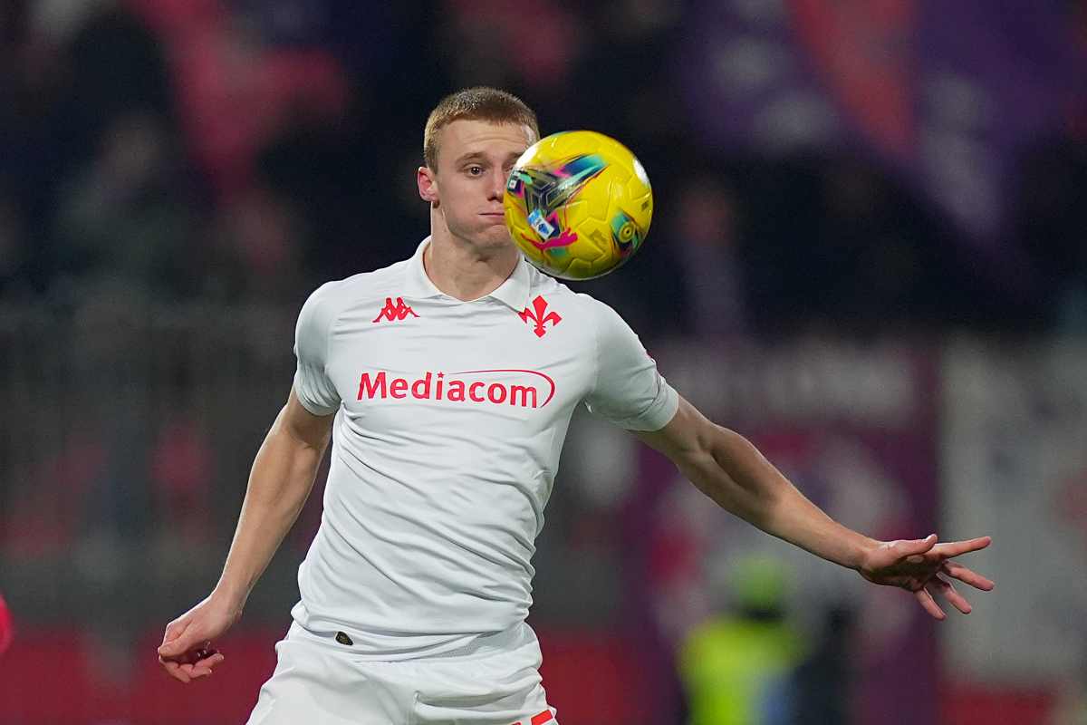 Comuzzo con la maglia della Fiorentina