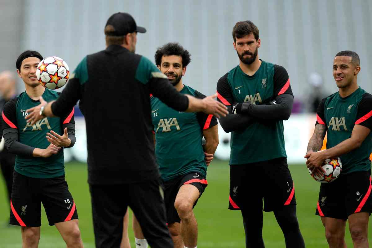 Salah e Alisson durante un riscaldamento