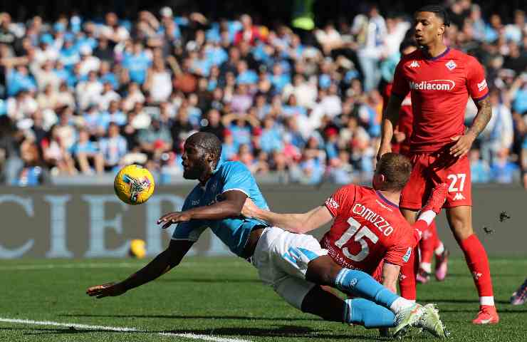 Comuzzo in azione contro Lukaku