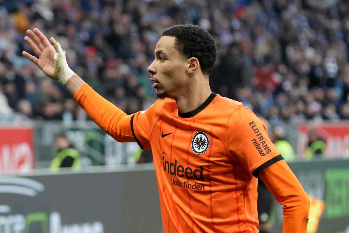 Ekitike con la maglia dell'Eintracht