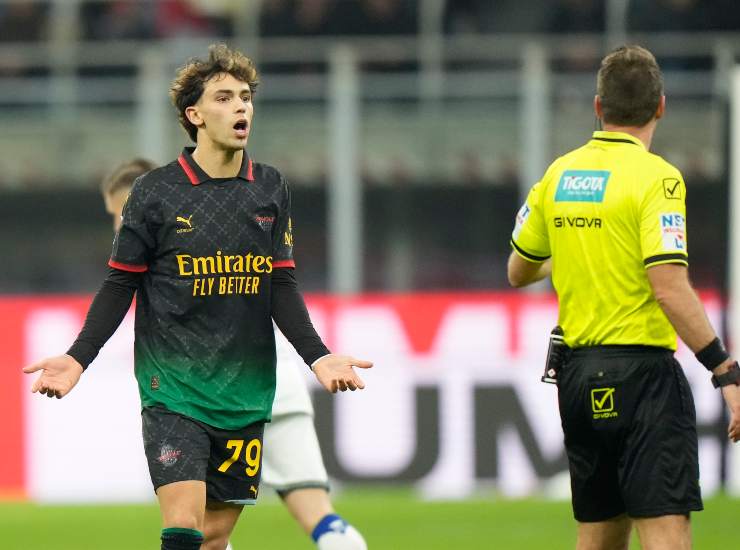 Joao Felix protesta con l'arbitro